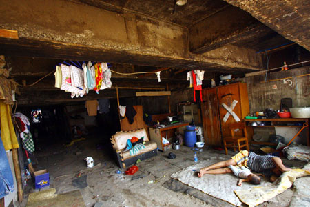 RUMAH DI KOLONG JEMBATAN