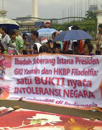 Jemaat GKI Yasmin dan HKBP Filadelfia Kembali Beribadat di Depan Istana