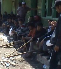 Antisipasi Serangan Susulan, Warga Ahmadiyah Blokade Jalan