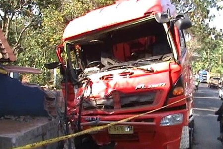 TANGKI PERTAMINA NABRAK