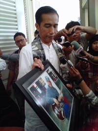 Jokowi Lebih Setuju Gitar Bass 'Metallica' Dimuseumkan