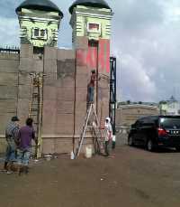 Coretan DPR Mulai Dibersihkan Pakai Bensin