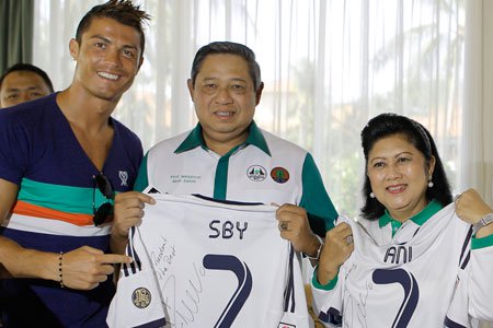 CR 7 dan SBY Perlihatkan Kaos