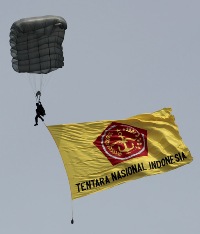 Kendati Puasa, Prajurit Tengkorak Tetap Terjun Payung