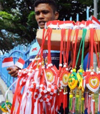 Bermodal Tikar Plastik, Penjual  Bendera Ngejar Laba Rp 1 Juta