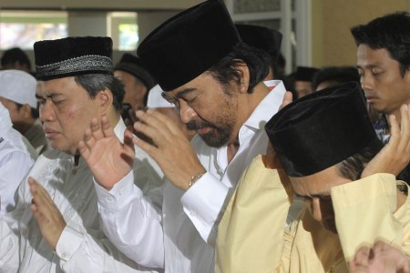 Surya Paloh Khusyuk Salat