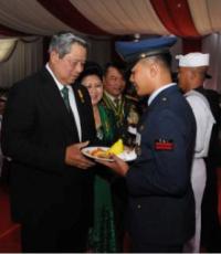 Presiden Beri Nasi Tumpeng Kepada Tiga Prajurit TNI
