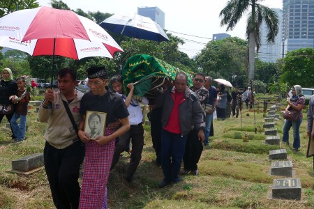 Mengantar Jenazah Tokoh Besar Film Indonesia