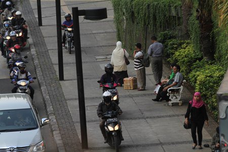 Pengguna Sepeda Motor Naik Trotoar