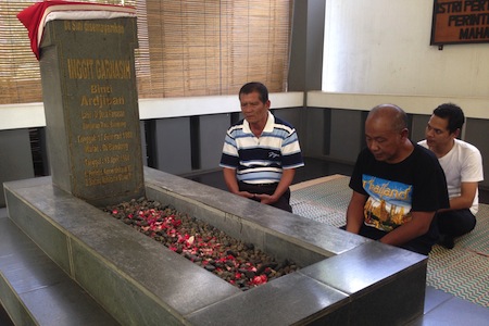 Di Makam Inggit Ganarsih