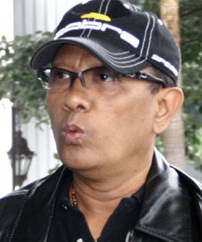 Toto Hutagalung Memohon Kasih Sayang