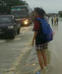 Banjir Meluas, Jalur Pantura Indramayu Macet Parah