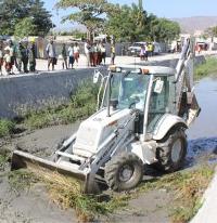 Satgas Kizi TNI Bersihkan Kanal di Haiti