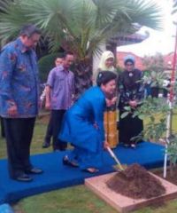 Di Parepare, SBY Tanam Pohon Bersama Pelajar Sebelum Bertolak ke Enrakeng