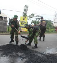 Prajurit Zipur 9 Kostrad Turun Tangan Perbaiki Pantura