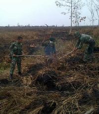 Prajurit TNI Terus Jinakkan Api di Riau