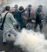 Polisi Usir Paksa Mahasiswa yang Duduki Gedung Eksekutif