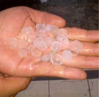 Hujan Es Batu Bikin Kaget Warga Kebayoran Lama