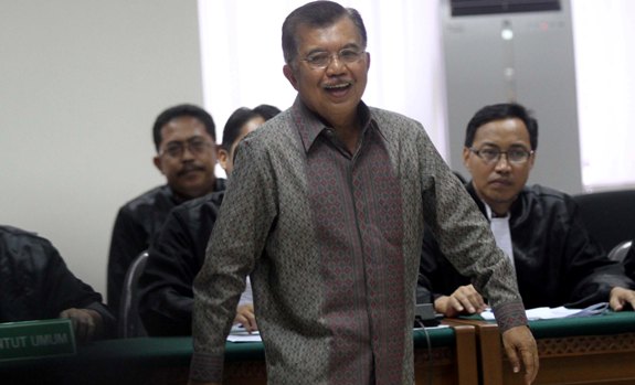 Senyum JK di Pengadilan Tipikor