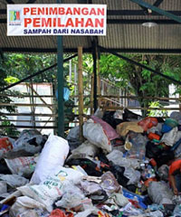 Anak-anak Nyetorin Sampah Sambil Bawa Buku Tabungan