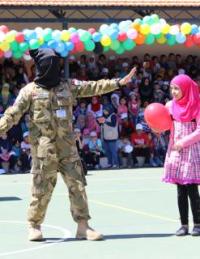 Prajurit TNI Hibur Anak-anak di Lebanon