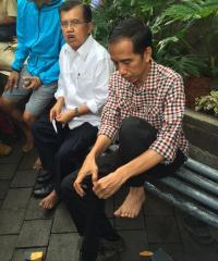 JK Memang Tak Mau Pakai Baju Kotak-kotak Seperti Jokowi