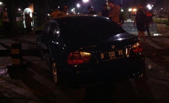 Mobil BMW Tabrak Pembatas Jalan Taman Suropati