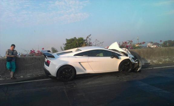 Lamborghini Tabrakan di Tol Priok