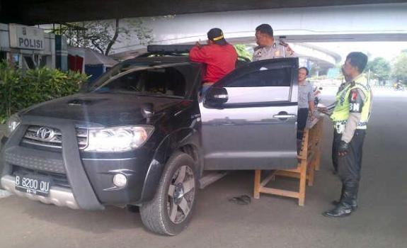 Polisi Melepas Lampu Rotator