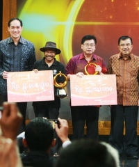 Masril Koto dan Yayasan Perguruan Sultan Iskandar Muda Raih MAARIF Award