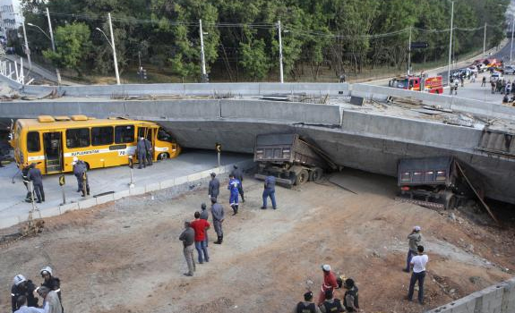 <i>Flyover</i> Ambruk