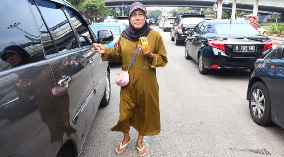 Pengamen Waria Berjilbab