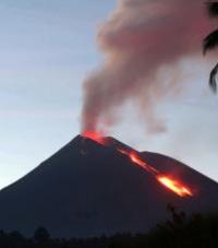 Gunung Slamet Masih Mengeluarkan Abu