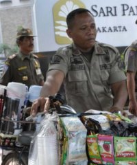 Persenjatai Satpol PP Belum Mendesak