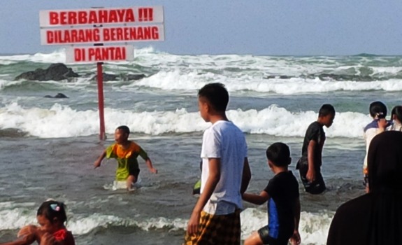 Berenang Bahaya