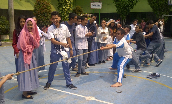 Tarik Tambang SMA 68 Jakarta