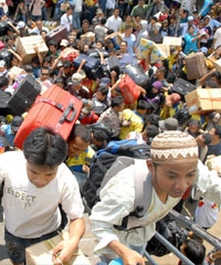 Sambil Nenteng Kardus, Pendatang Serbu Terminal