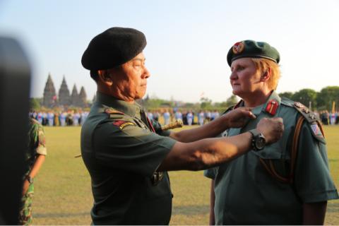 Panglima TNI Sematkan Wing Kehormatan Free Fall di Sunset Jump