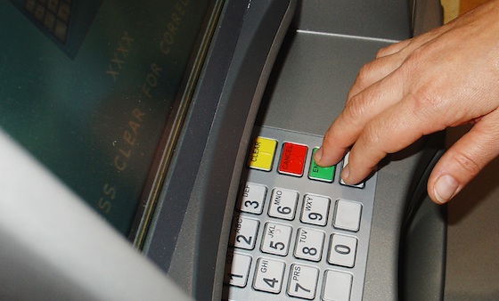 Rahasia Bisa Tarik Tunai Lebih dari Saldo di ATM