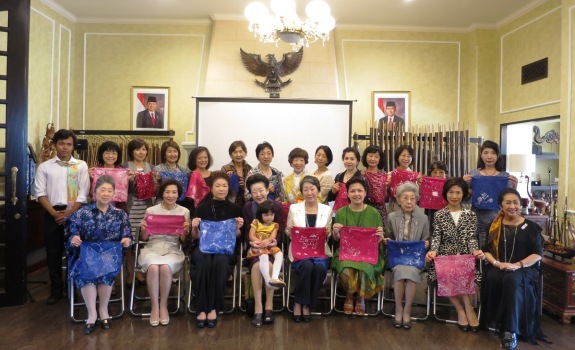 Istri Pejabat Tinggi Jepang Membatik