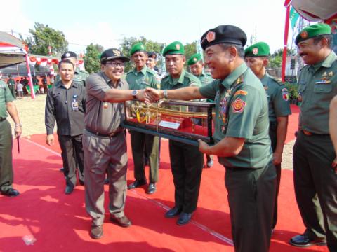 Prajurit TNI Bantu Renovasi Rumah Penduduk Miskin di Kediri