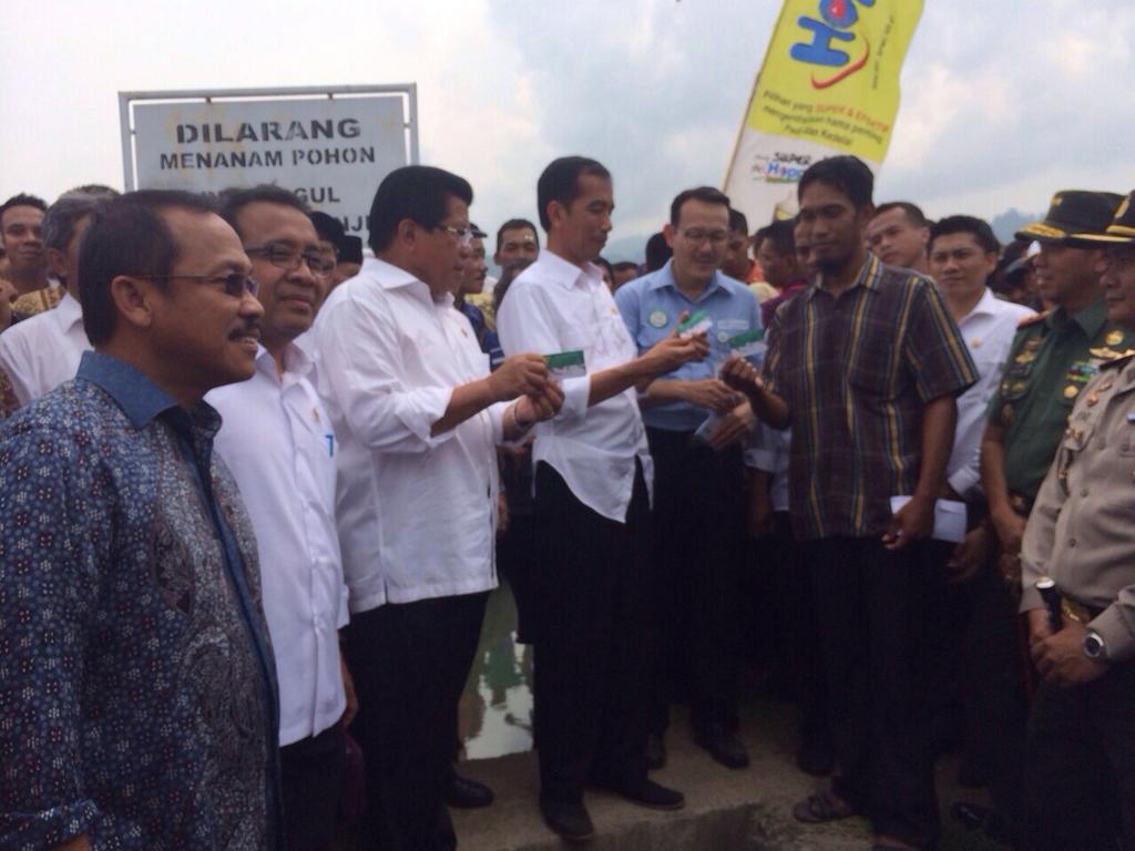 Jokowi Bagikan Kartu Sehat di Area Irigasi