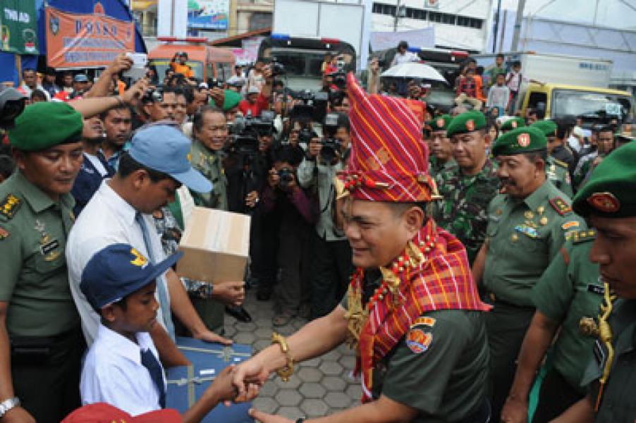 Prajurit TNI Bantu Relokasi Pengungsi Sinabung