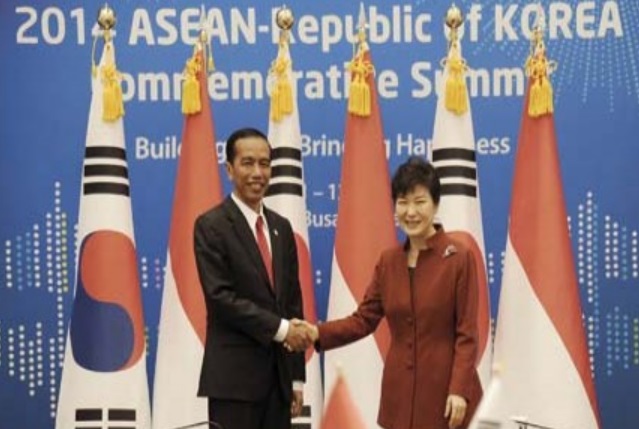 Jokowi Disambut Presiden Park di KTT ASEAN-Korsel