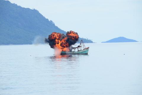 TNI Tenggelamkan Perahu Kayu Milik Nelayan Asing Pencuri Ikan