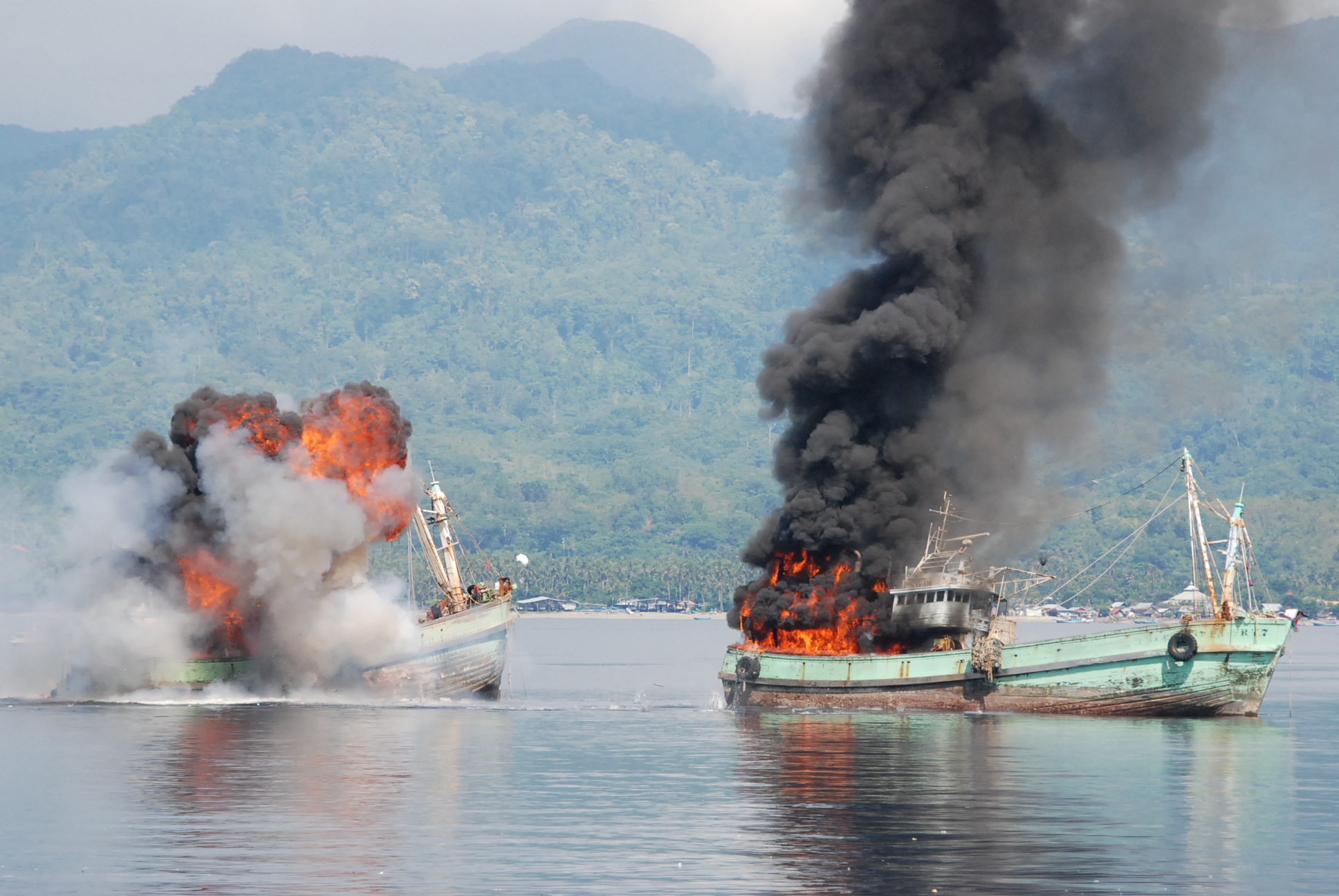 Hari Ini, TNI AL Tenggelamkan 2 Kapal Tongkang Asing di Laut Ambon