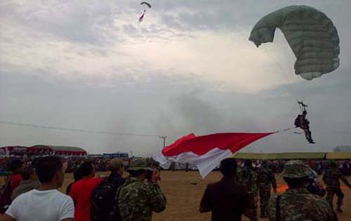 Terjun Payung untuk HUT Tojo Una Una