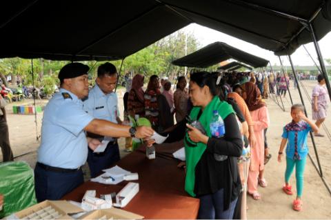 Sambut Natal 2014, TNI Gelar Bhakti Sosial di Teluk Naga