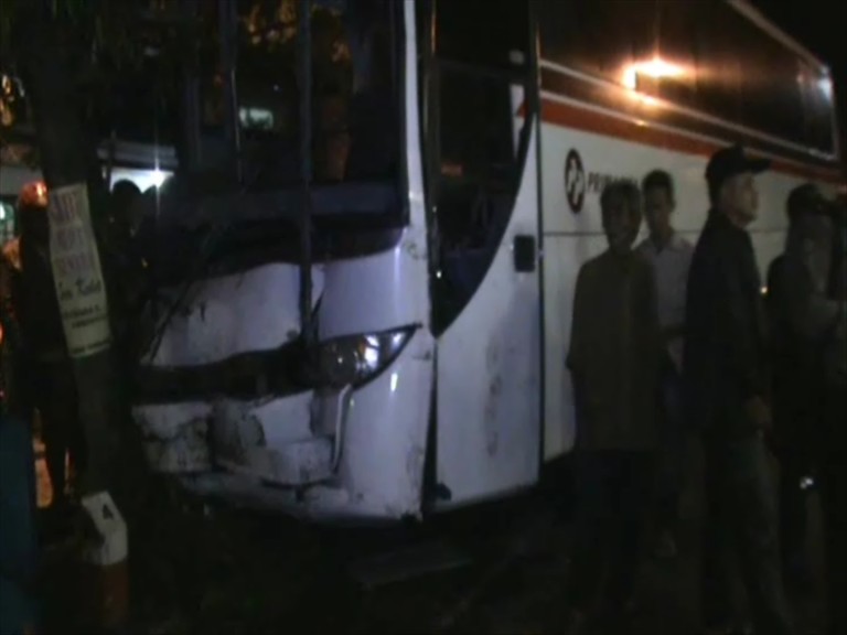 Tabrakan Bis di Simpang Tiga