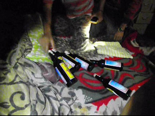 Polisi Menyita Puluhan Botol Miras yang Disembunyikan di Bawah Bantal